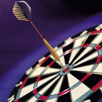 игра в дартс фото